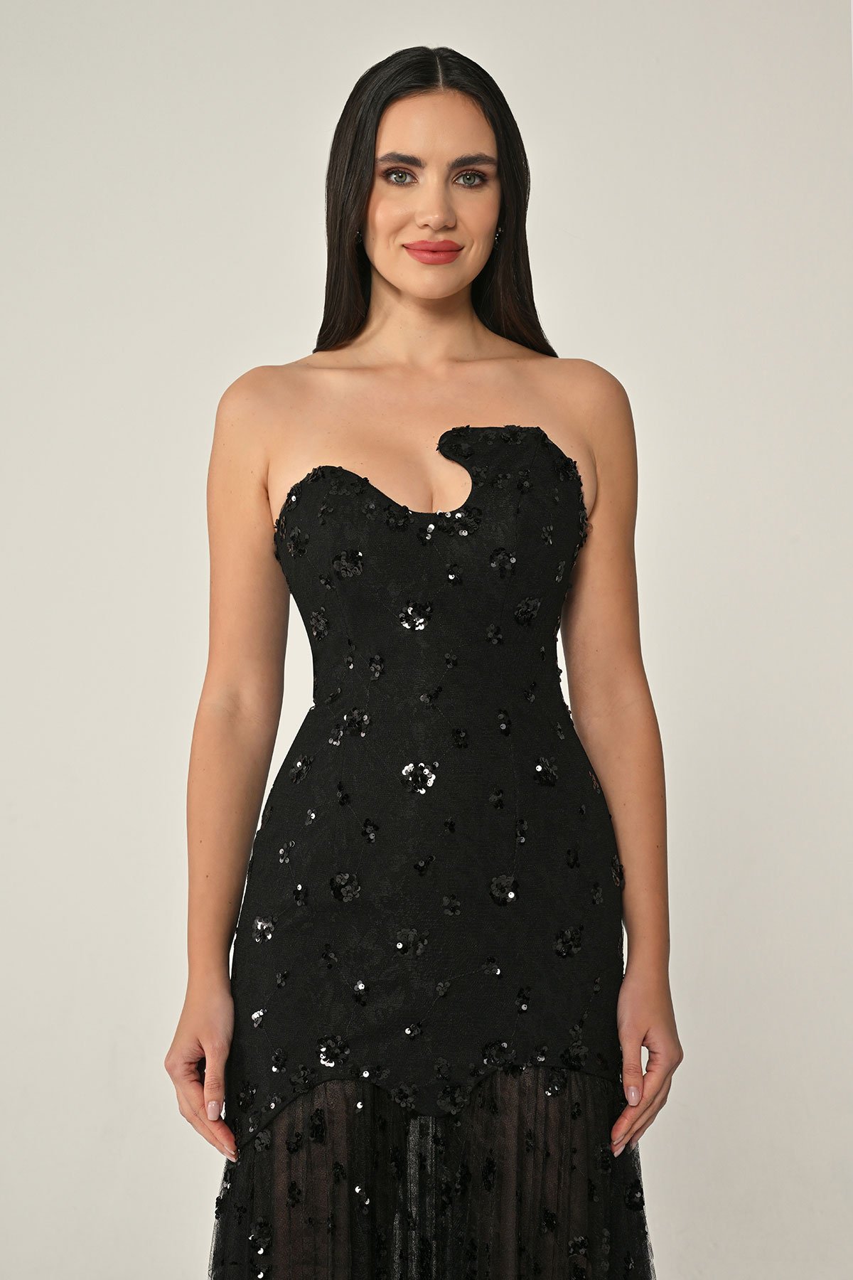 تفاصيل قماش فستان أسود كورسيه طويل