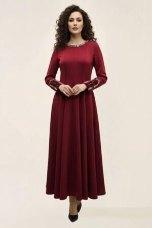 فستان أنيق بأكمام طويلة