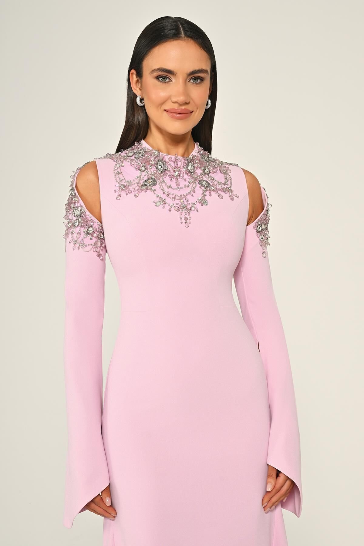 تفاصيل قماش فستان وردي بقصة مستقيمة