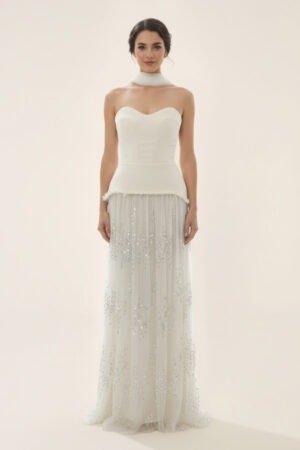 فستان أبيض أنيق سترابليس بأكمام شيفون طويلة