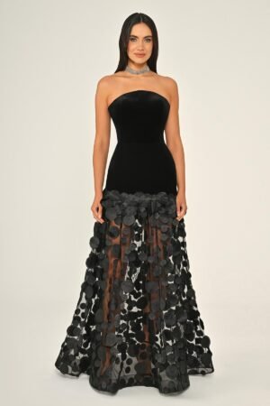 فستان أسود مخملي بدون أكمام