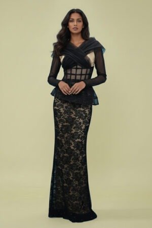 فستان أسود بتصميم جريء وفاخر