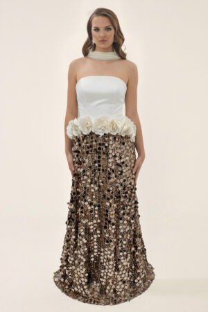 فستان ذهبي وأوف وايت سترابليس أنيق