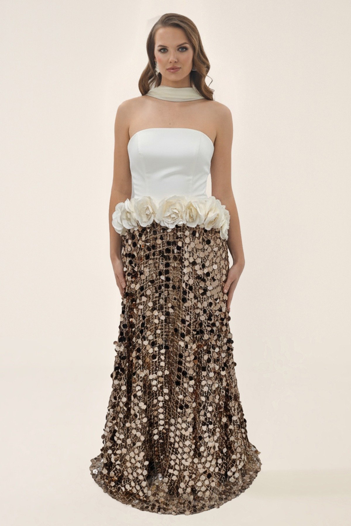 فستان ذهبي وأوف وايت سترابليس أنيق