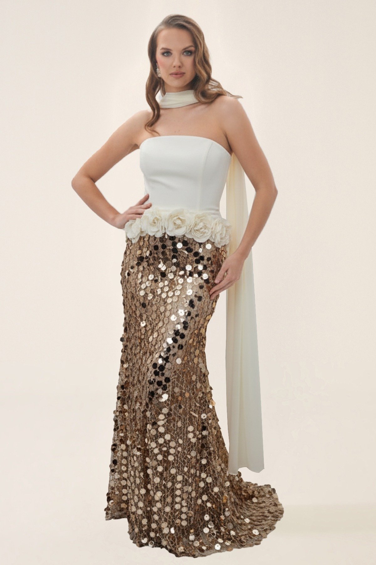 فستان ذهبي وأوف وايت سترابليس – منظر جانبي