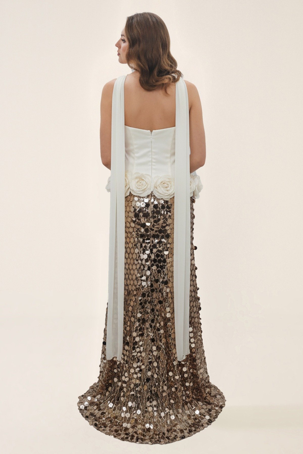 فستان ذهبي وأوف وايت سترابليس من الخلف