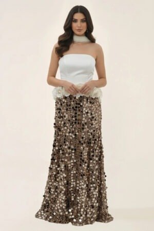 فستان ذهبي وأوف وايت سترابليس أنيق