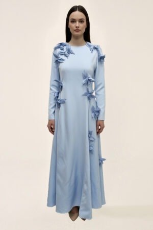 فستان بأكمام طويلة وقصّة بسيطة