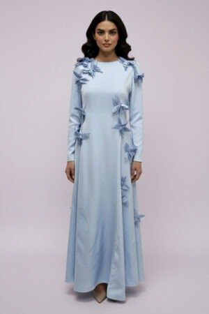 فستان بأكمام طويلة وقصّة بسيطة