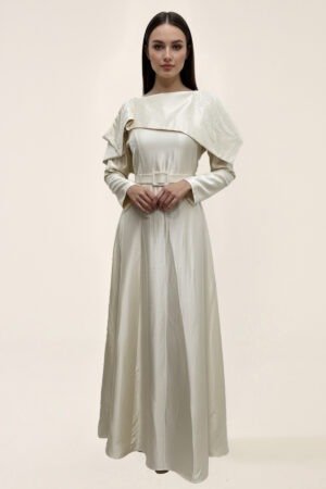 فستان بأكمام طويلة وقماش لامع