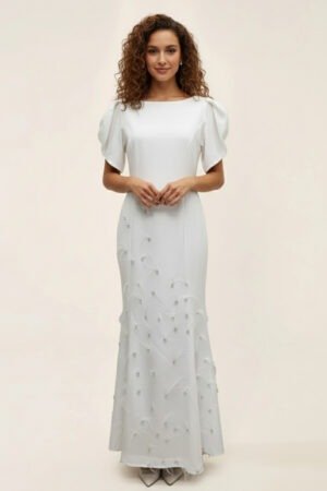 فستان أبيض ناعم بأكمام منفوخة