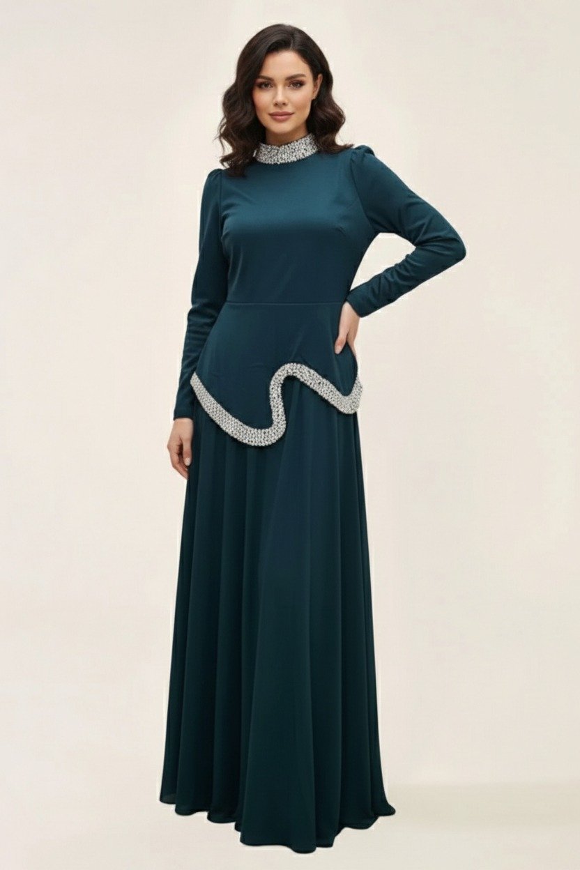 فستان بأكمام طويلة وياقة مطرزة