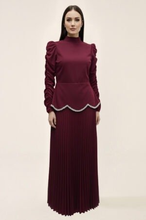 فستان خمري بأكمام منفوشة