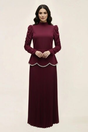 فستان خمري بأكمام منفوشة